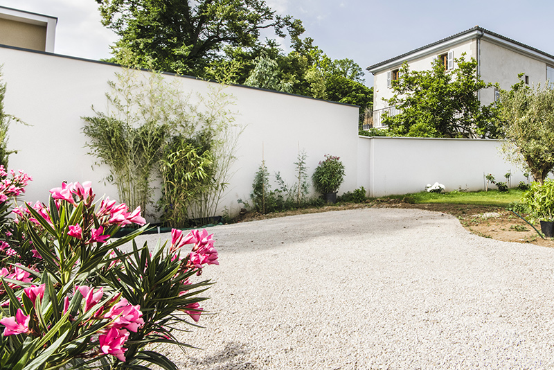 Cour en graviers pour stationnement véhicules