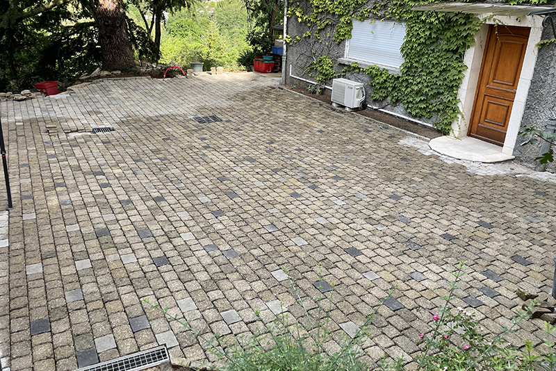 Cour pavée réalisée par un paysagiste.
