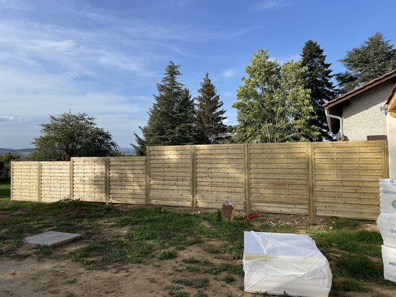 Clôture de jardin en bois.
