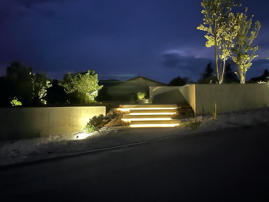 Jardin éclairé de nuit dans les Monts-d'Or.