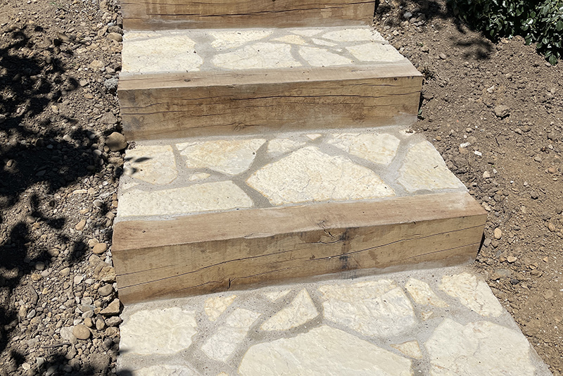 Escalier d'accès en dalles réalisé permettant l'accès au jardin.