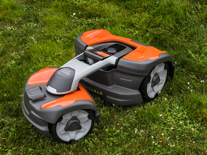 Robot tondeuse dans l'herbe