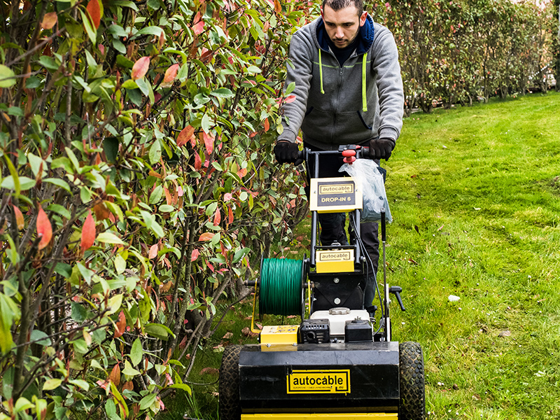 Paysagiste installant des bornes pour robot tondeuse dans le Rhône