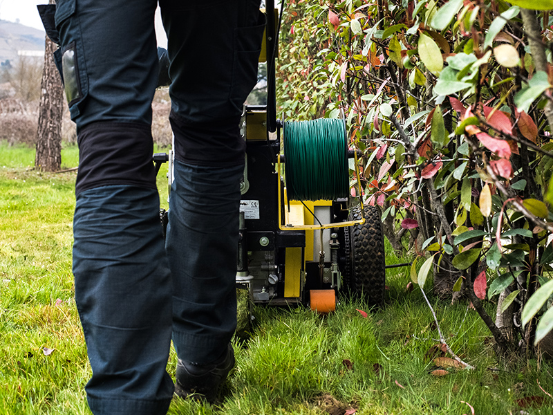 Paysagiste installant des bornes pour robot tondeuse dans le Rhône