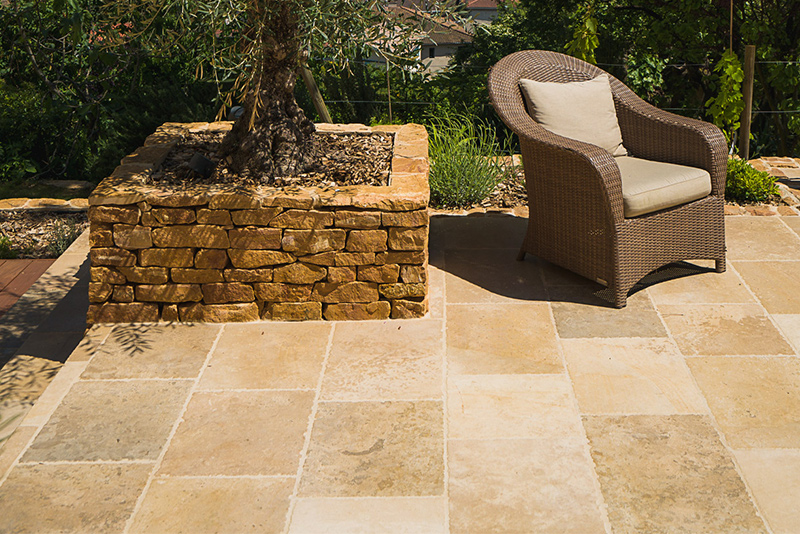 Plage de piscine en grandes dalles de pierre